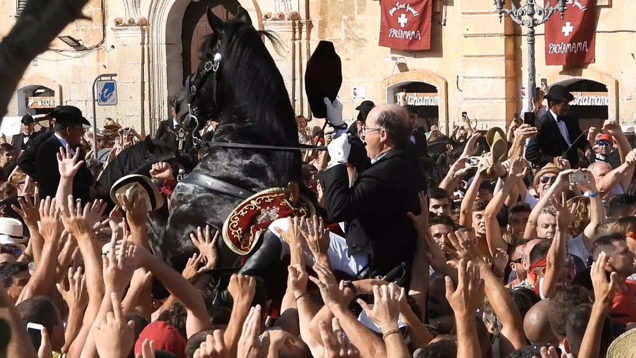 La Fiesta de San Juan en Menorca: Fuegos y Caballos