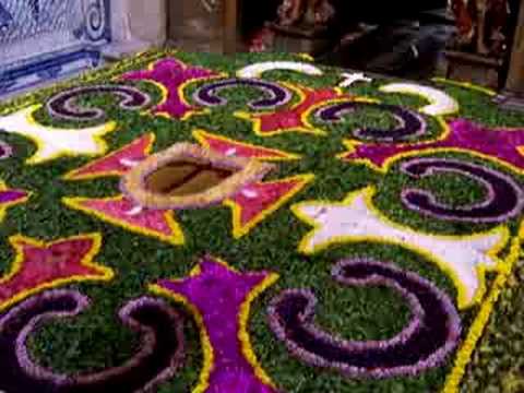 El Festival de las Cruces en Barcelos: Flores y Religión