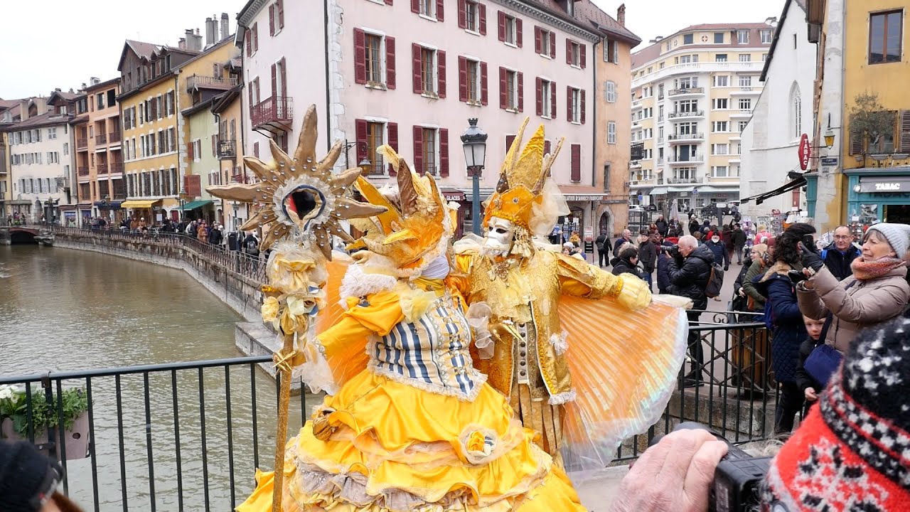 El Carnaval de Annecy: Máscaras y Colores en los Alpes